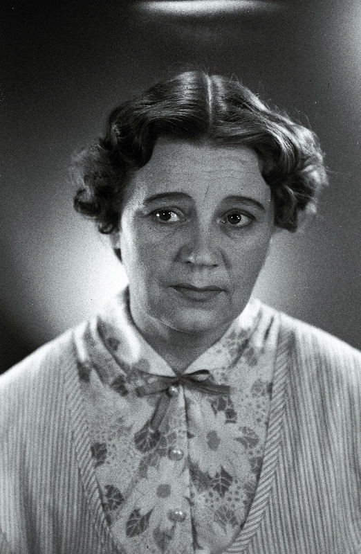 V. Kingissepa nimelise TR Draamateatri näitleja Lisle Lindau Anastassia Jefremova osas V. Rozovi komöödias Õnn kaasa.