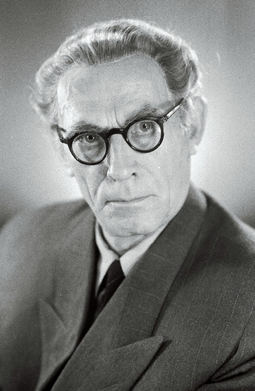 V. Kingissepa nimelise TR Draamateatri näitleja Eduard Tinn Pjotr Ivanovitš Averini osas V. Rozovi komöödias Õnn kaasa.