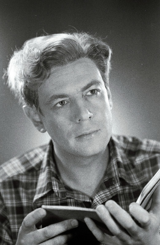 V. Kingissepa nimeliseTR Draamateatri näitleja Erich Jaansoo Aleksei osas V. Rozovi komöödias Õnn kaasa.