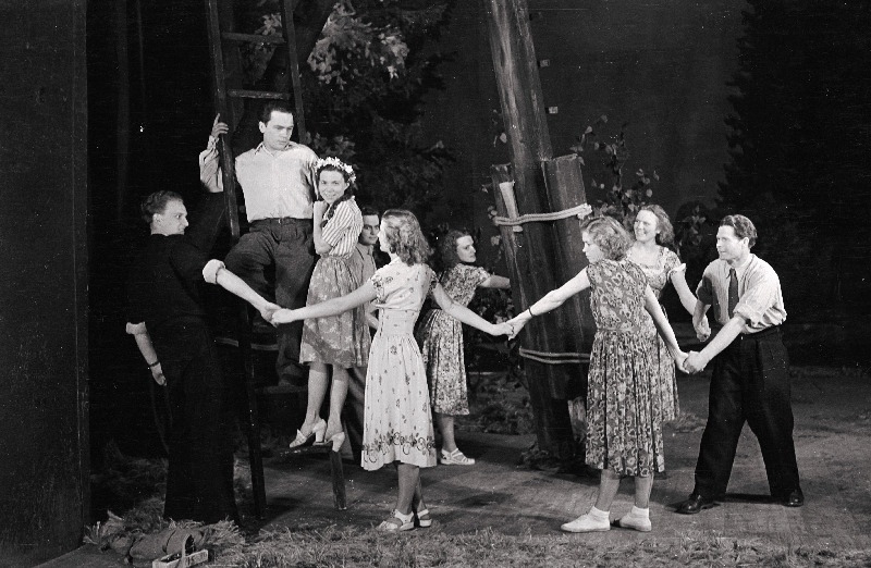 Stseen L. Kahase komöödiast Pähklimägi V.Kingissepa nimelise TR Draamateatris.