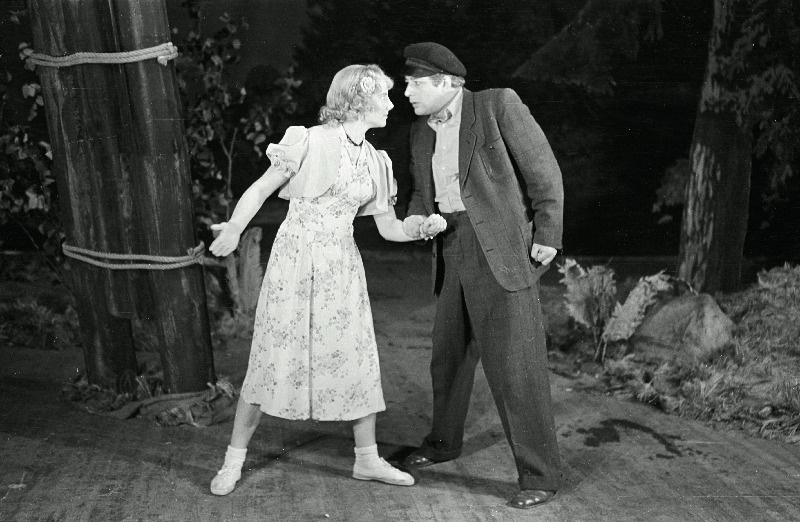 Stseen L. Kahase komöödiast Pähklimägi  V. Kingissepa nimelises TR Draamateatris. Leili- Ellu Puudist ja Ülevinkli Oss - Eino Baskin.