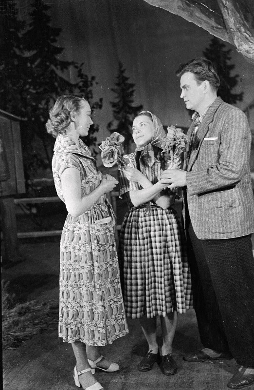 Stseen L. Kahase komöödiast Pähklimägi  V. Kingissepa nimelises TR Draamateatris. Aavo Koskel - Kalju Karask, Elvi - Leili Bluumer ja Aita Tari - Linda Rummo.