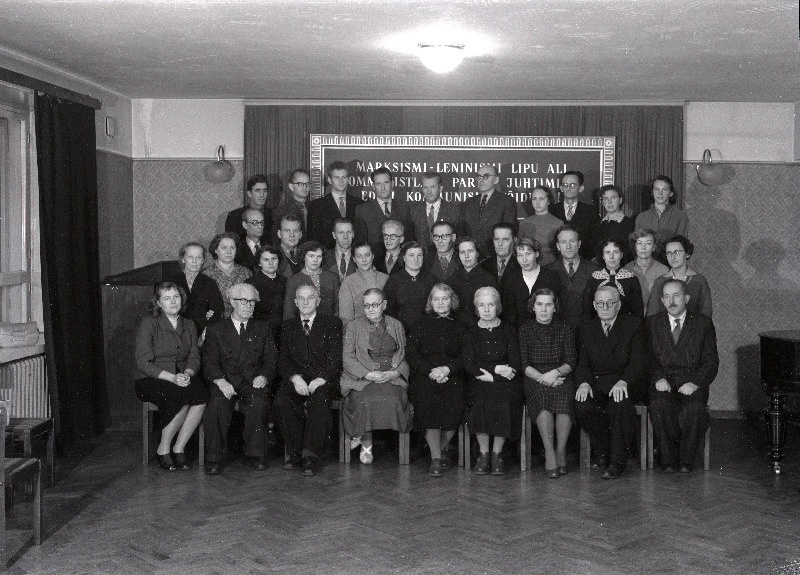 Eesti Riikliku Kirjastuse kollektiiv oma tegevuse 10. aastapäeva puhul.