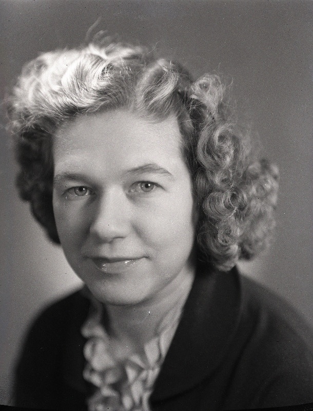 Aruoja, Virve - V. Kingissepa nimelise Tallinna Riikliku Draamateatri näitleja.