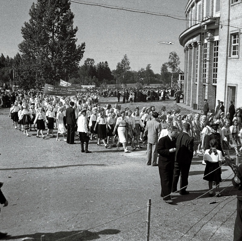 XIII üldlaulupeost osavõtjate rongkäik Lauluväljakul.