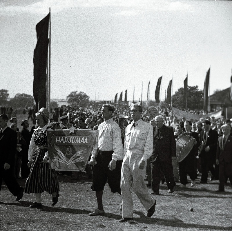 Harjumaa isetegevuslased XIII üldlaulupeost osavõtjate rongkäigus Lauluväljakul.