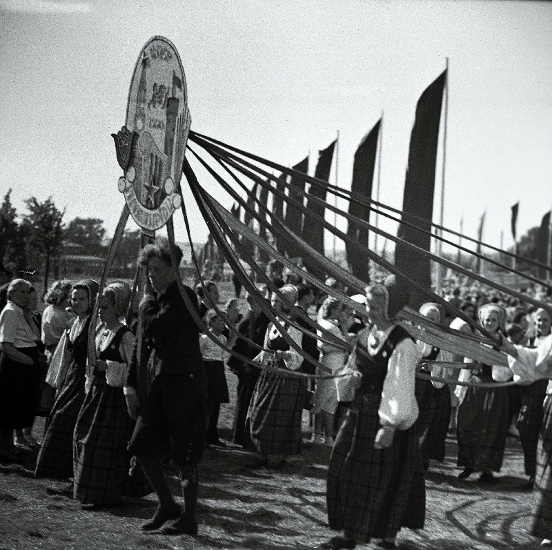 XIII üldlaulupeost osavõtjate rongkäik Lauluväljakul.