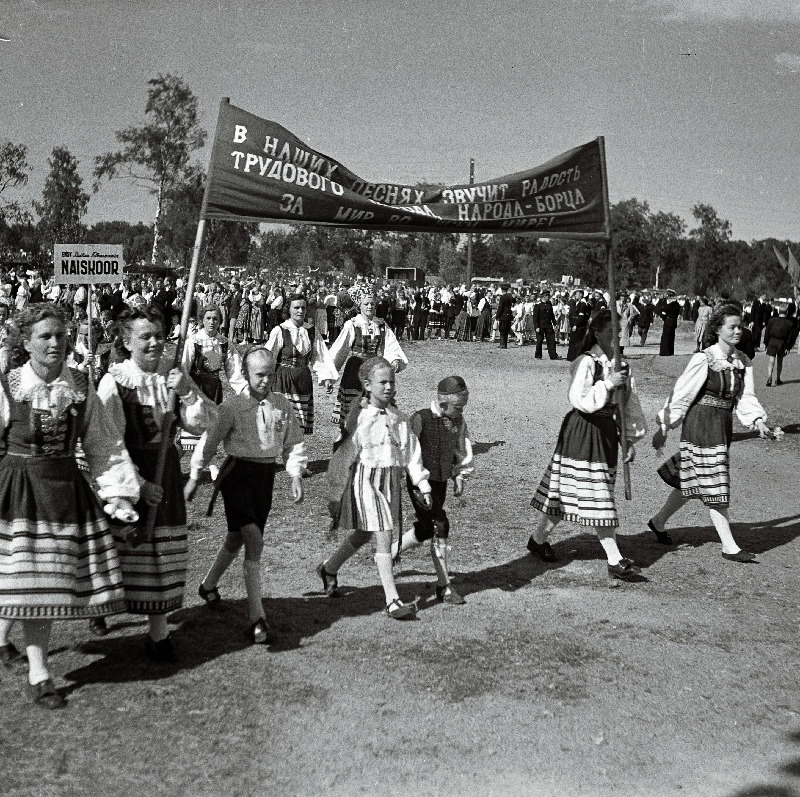 XIII üldlaulupeost osavõtjate rongkäik Lauluväljakul.