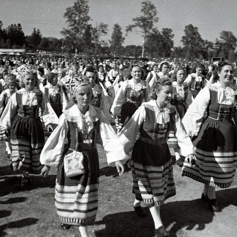 XIII üldlaulupeost osavõtjate rongkäik Lauluväljakul.