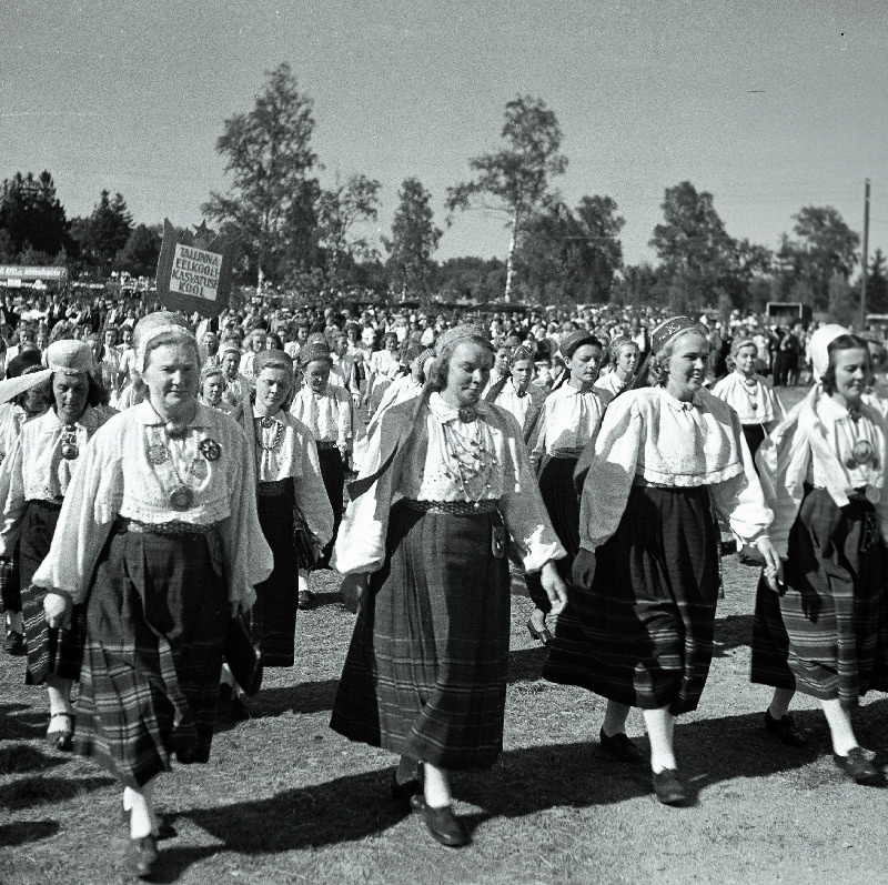 XIII üldlaulupeost osavõtjate rongkäik Lauluväljakul.