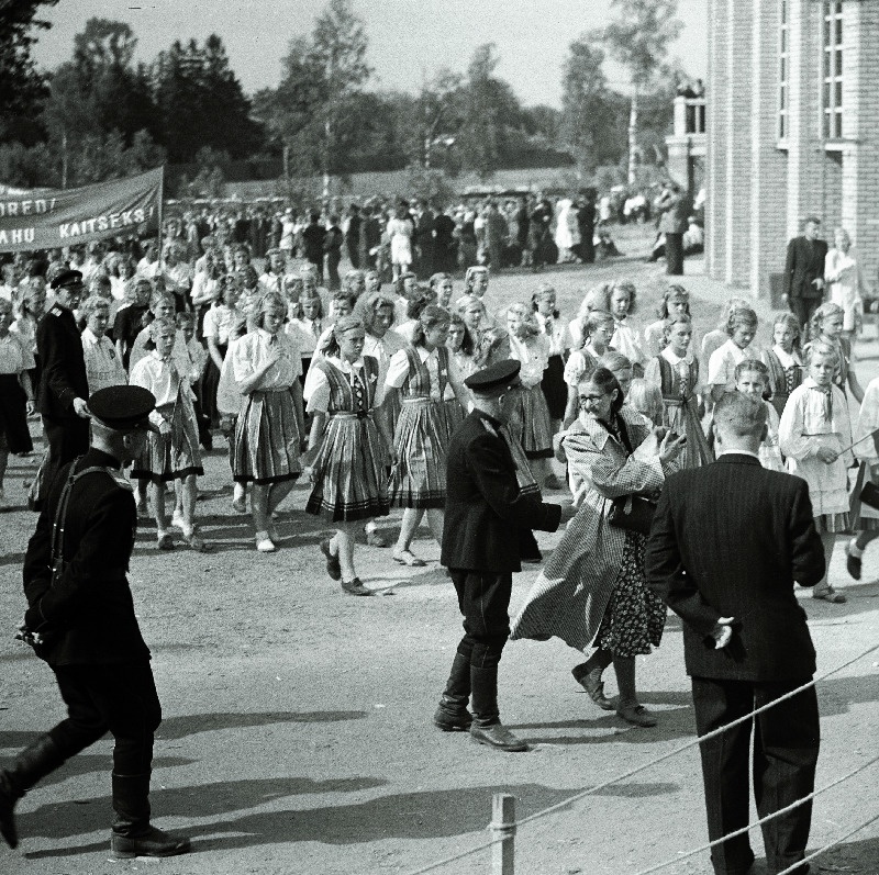XIII üldlaulupeost osavõtjate rongkäik Lauluväljakul.
