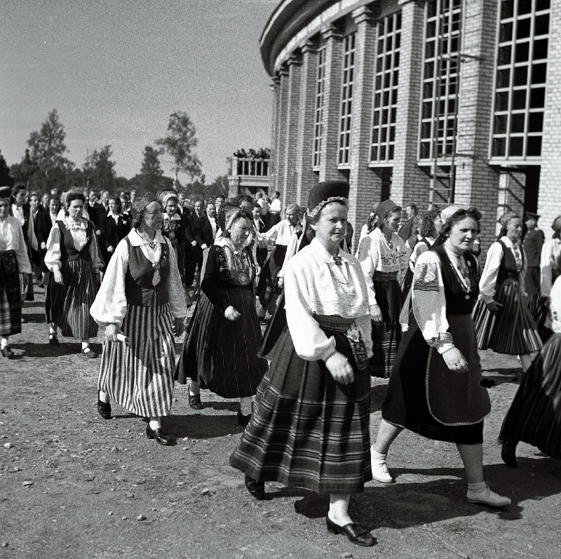 XIII üldlaulupeost osavõtjate rongkäik Lauluväljakul.