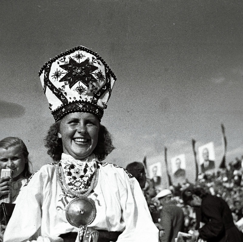 XIII üldlaulupeost osavõtja rahvariietes.