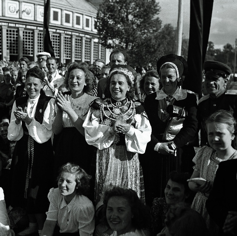 Grupp XIII üldlaulupeost osavõtjaid, keskel leelotaja Laine Mesikäpp.