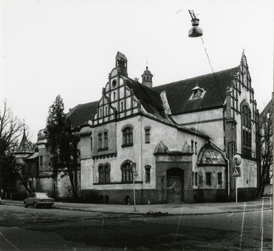 Püssirohuait-võimla Pärnus Pühavaimu tn 19, vaade Pühavaimu ja Lõuna nurgalt. Arhitekt Wilhelm Bockslaff
