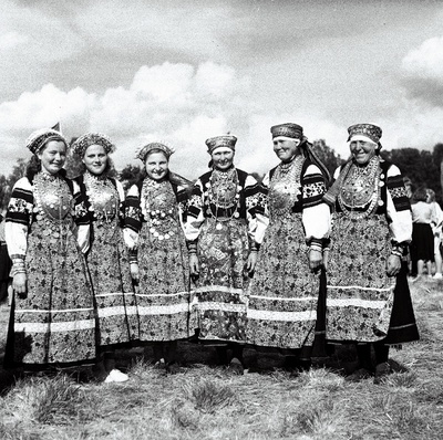 Setu isetegevuslased XIII üldlaulupeol Lauluväljakul..  similar photo