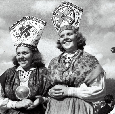 XIII üldlaulupeost osavõtjad Lauluväljakul.  similar photo