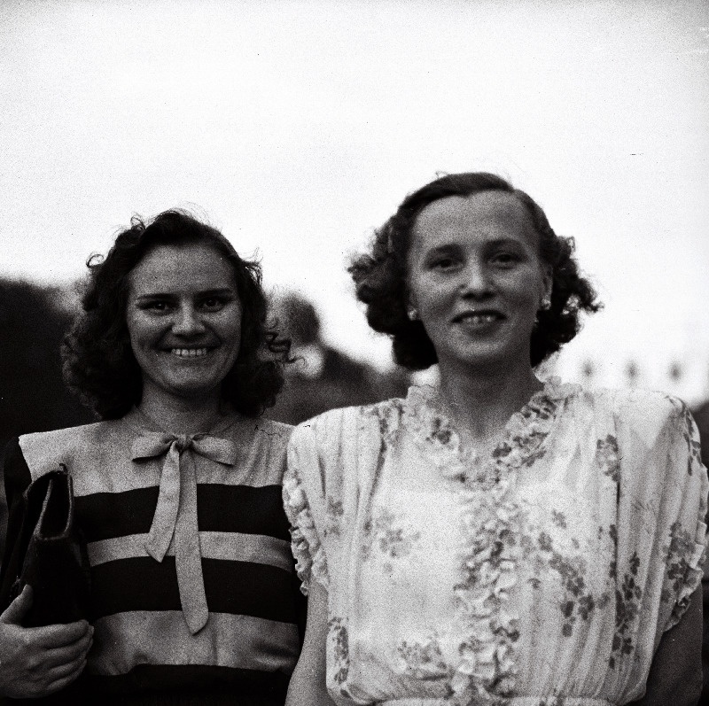 XIII üldlaulupeo pealtvaatajad Lauluväljakul.