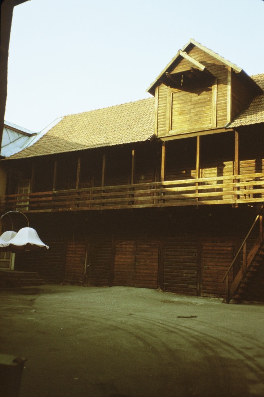 Slaid. Hoov Pärnus Kuninga tn 24