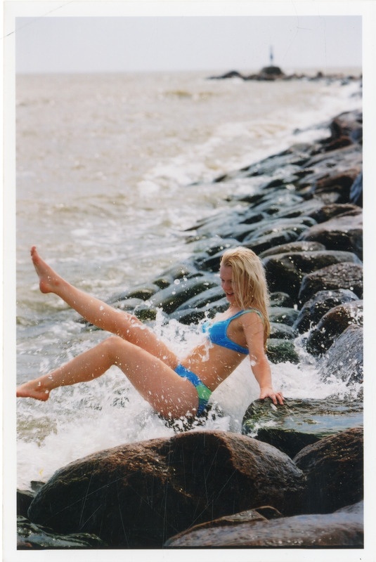 Foto. Tüdruk Pärnu muulil