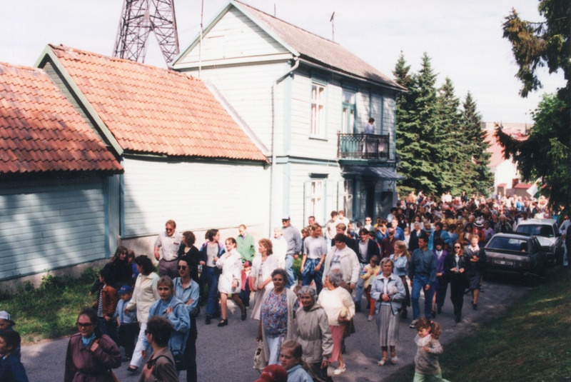 Foto. Rahvas suundub Pärnu Vallikääru