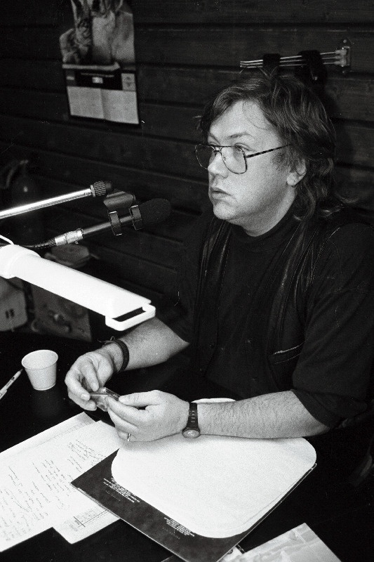 Kuku-raadio stuudios saadab muusikat eetrisse Tõnis Mägi.