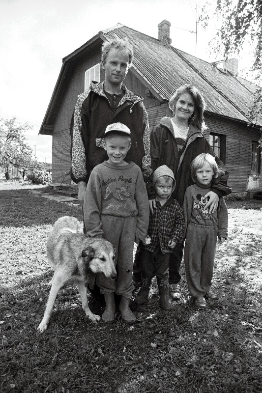 Vanaõue talu peremees Aare, perenaine Kai Möls ning nende lapsed Priidik, Hendrik ja Maarja.