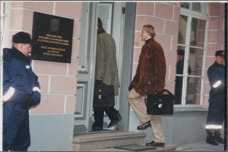 Vene Suursaatkond Pikal tänaval. Politseivalve saatkonna juures.