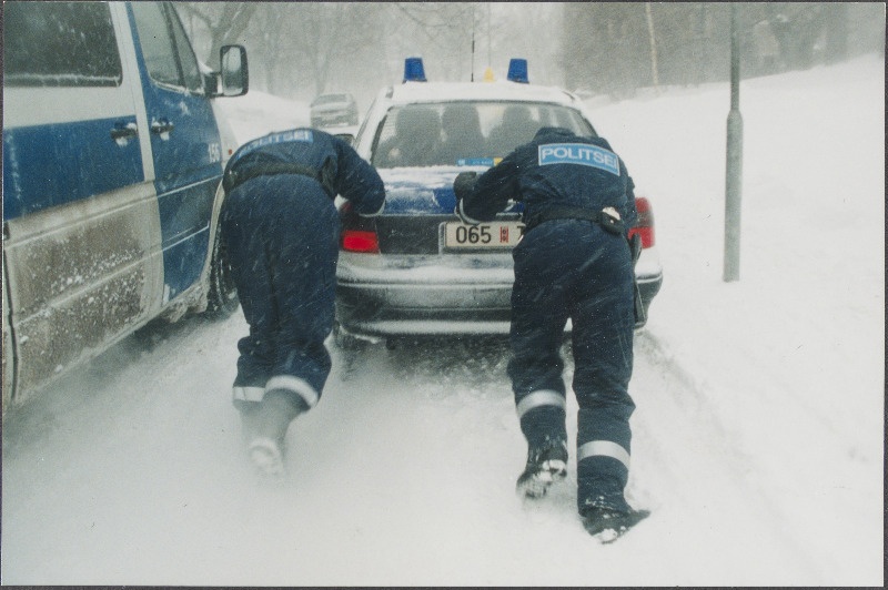 Politsei. Talvised teeolud. Auto lükkamine.