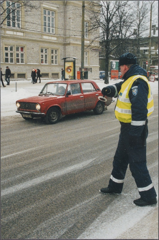 Liikluse reguleerija Tallinna kesklinnas.