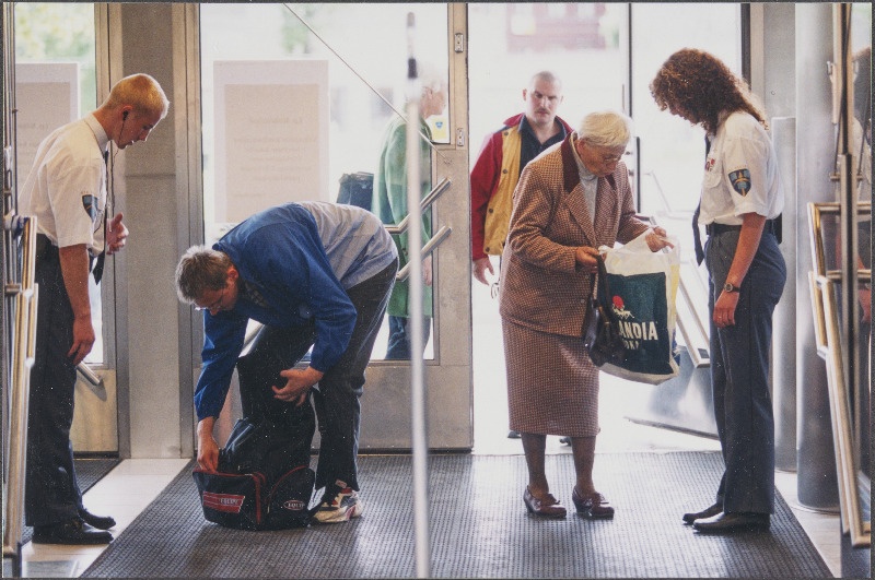 Plahvatus Stockmanni kaubamajas. Kaubamajja sisenejate kottide läbiotsimine.