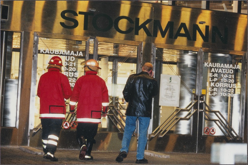 Plahvatus Stockmanni kaubamajas. Päästetöötajad kaubamaja ees.