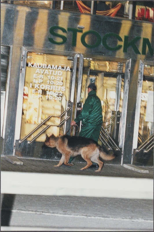 Plahvatus Stockmanni kaubamajas. Politseinik pommikoeraga.