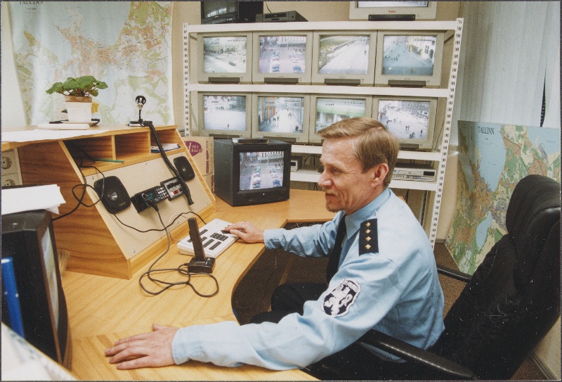 Korrapidaja politseijaoskonnas monitorilt valvekaamerate pilti jälgimas.