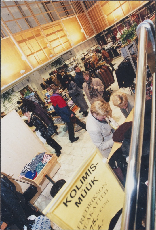 Stockmanni kaubamaja. Ostlejad müügisaalis.