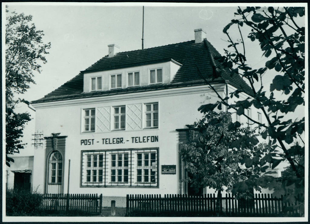 Tuletõrjealane agitatsioonireid spetsiaalse agitatsioonibussiga: postkontori hoone Abja-Paluoja peatänaval, 1958.a.
