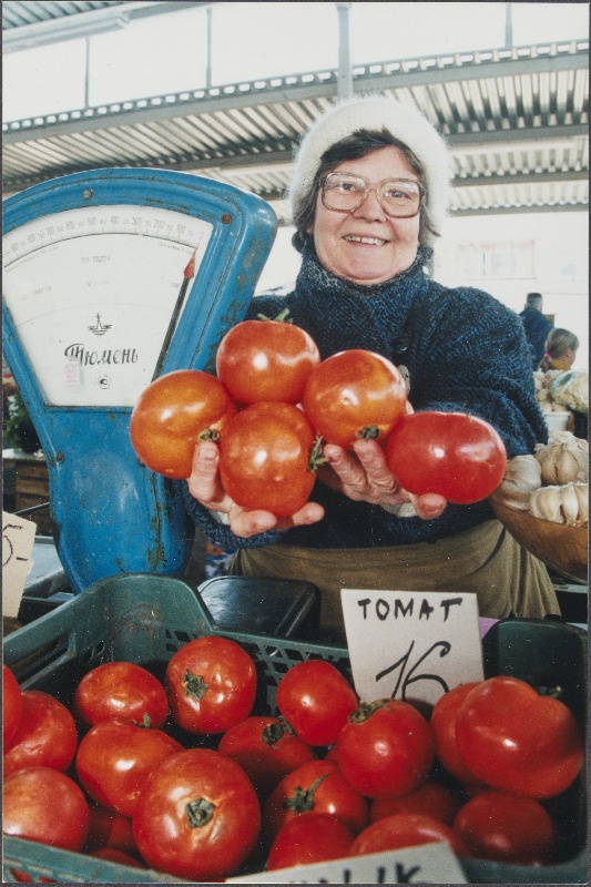 Kauplemine turul. Tomatimüüja.