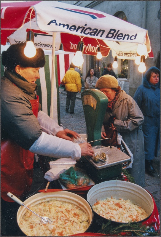 Tänavakaubandus. Hapukapsamüüja.