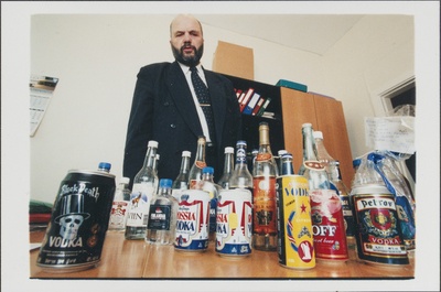 Tarbekaitseameti peadirektori asetäitja Enn-Toivo Annuk tegelemas võltsalkoholi eristamisega.  similar photo