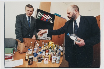 Tarbekaitseameti peadirektori asetäitja Enn-Toivo Annuk (paremal) tegelemas võltsalkoholi eristamisega.  similar photo