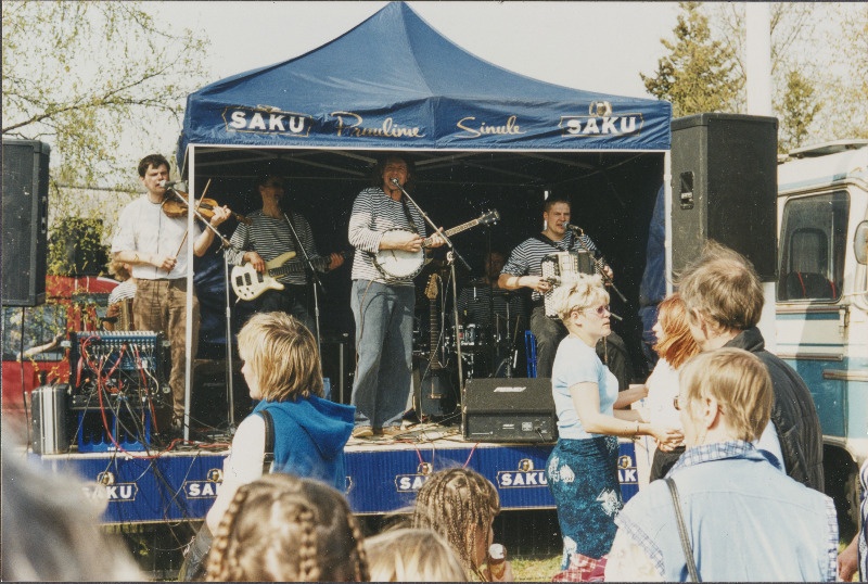 Türi lillelaat. Laadalistele esineb Väikeste Lõõtspillide Ühing.