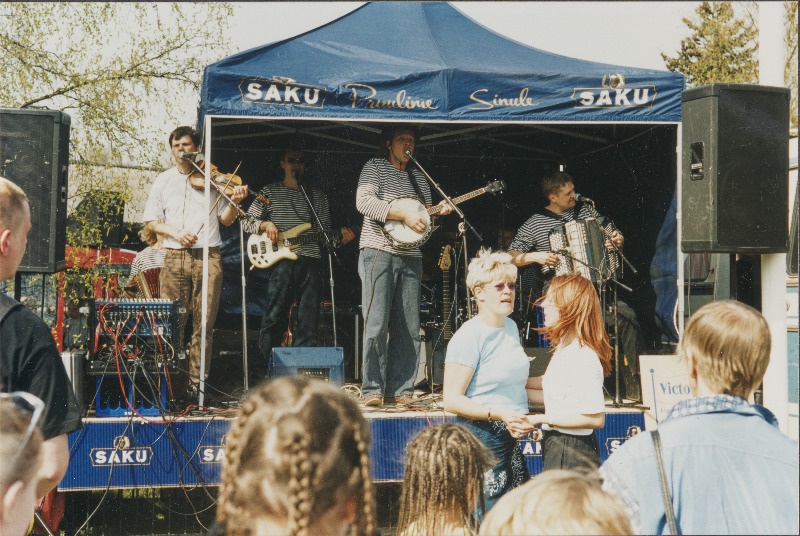Türi lillelaat. Laadalistele esineb Väikeste Lõõtspillide Ühing.