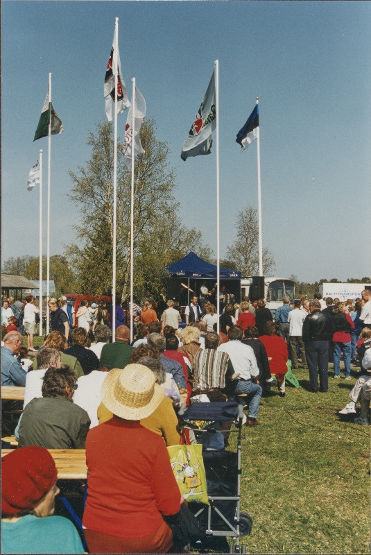 Türi lillelaat. Laadalistele esineb Väikeste Lõõtspillide Ühing.