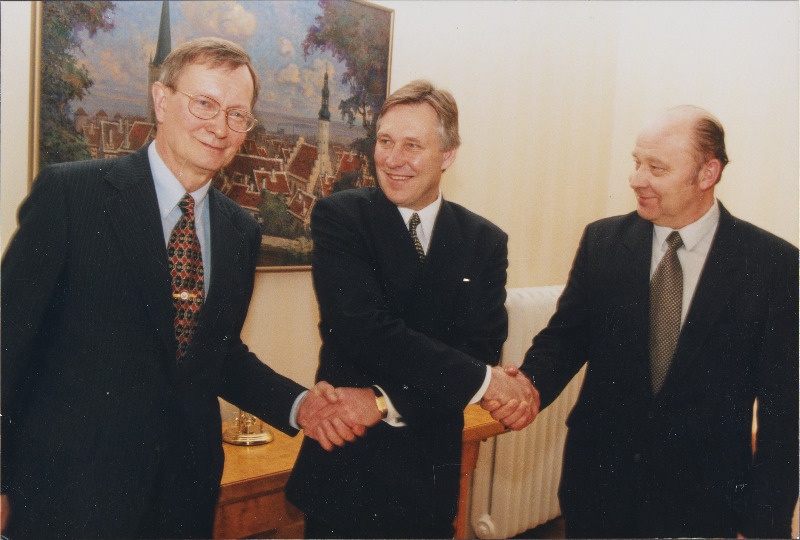 Riigikogu esimees Toomas Savi (keskel). Vasakul aseesimees Tunne Kelam, paremal aseesimees Ants Käärma.