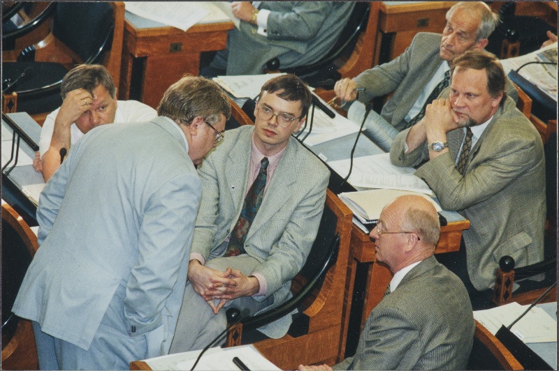 Riigikogu saalis keskfraktsiooni liikmed (vasakult): Edgar Savisaar (seisab), Sven Mikser, Kalev Kallo, Toomas Varek.