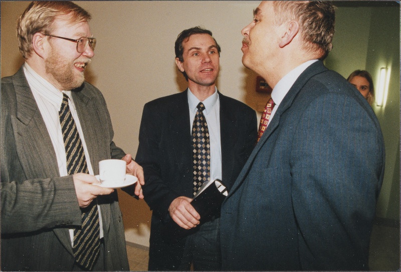 Riigikogus. Mart Laar, Toivo Jürgenson, Robert Lepikson.