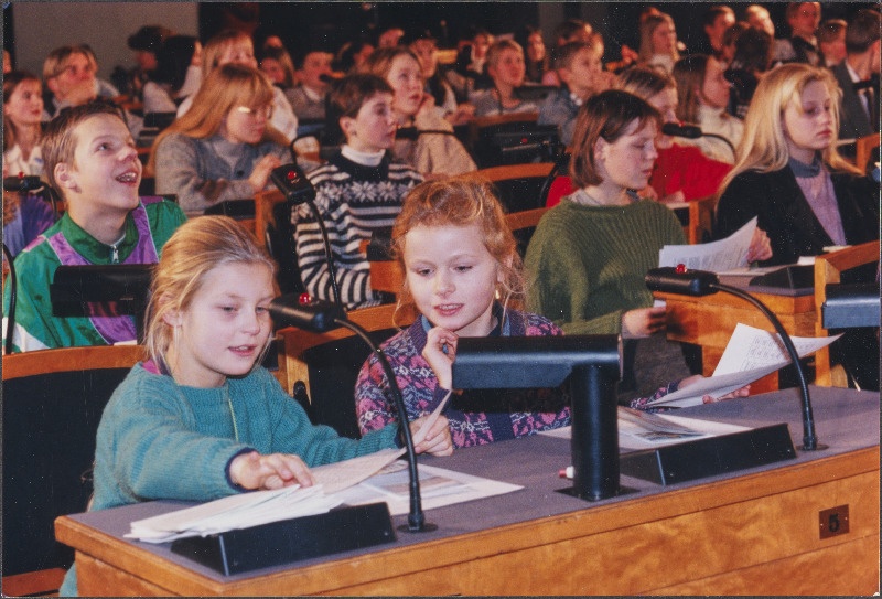Lapsed külastuspäeval riigikogu saalis.