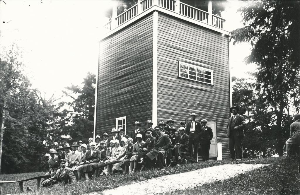 Foto. Tsooru - Luhametsa rahvas ekskursioonil Munamäel 1930-tel