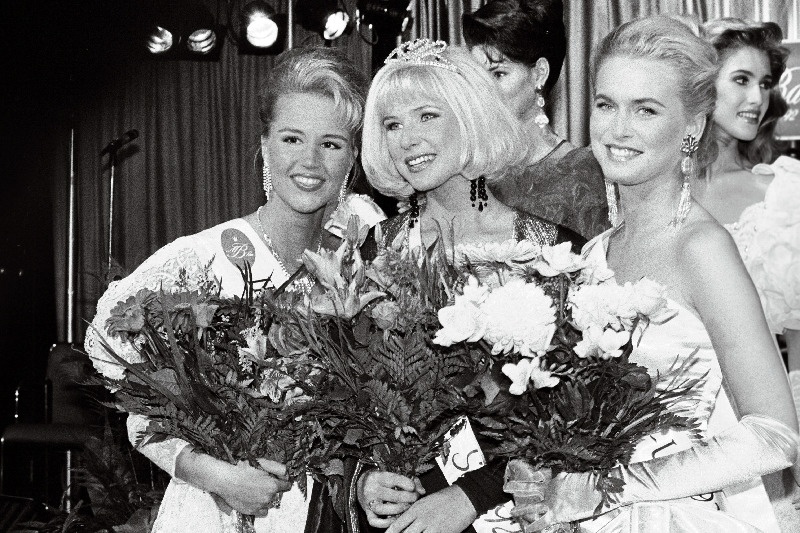 Miss Baltic Sea 1992.a. võitja Liis Tappo, esimene printsess Charlotte Wallden Rootsist ja teine printsess Terhi Hilinen (vasakul) Soomest.