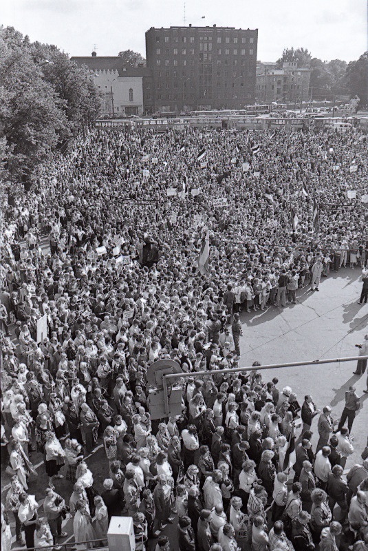 Eestimaa Rahvarinde Eestseisuse organiseeritud protestimiiting Vabaduse väljakul seoses riigipöördekatsega NSV Liidus.